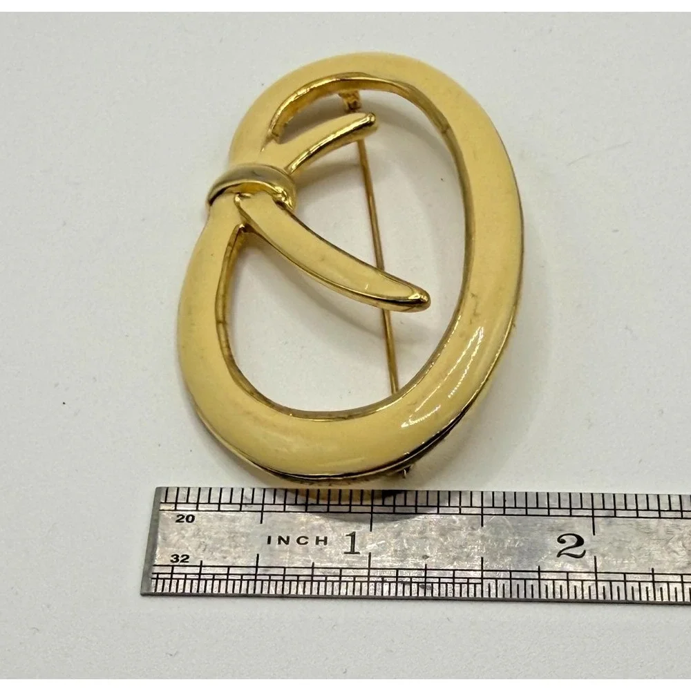 Brooch‎ Cream Enamel and Gold Tone Oval Design